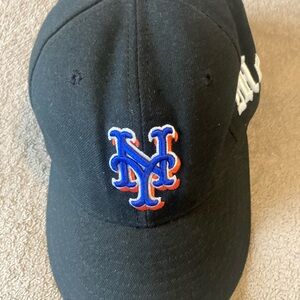New Era Black NY Mets Fitted Cap - Size 7 1/8.